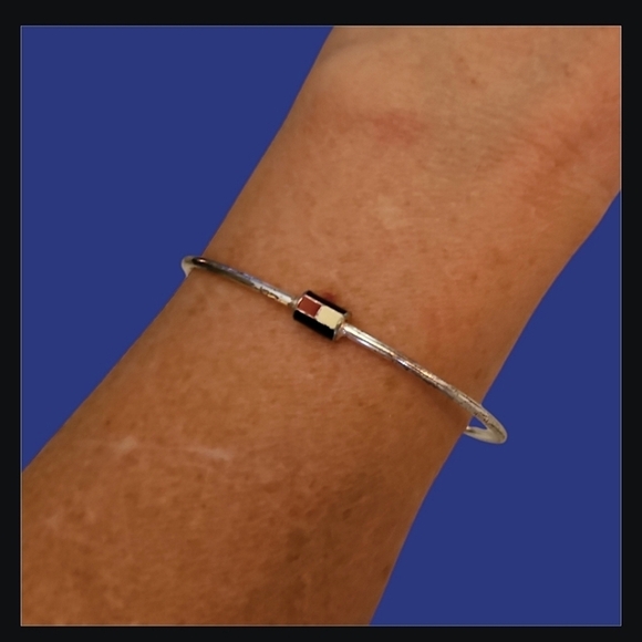 VTG TOMMY HILFIGER Dainty Logo Bangle Bracelet - Picture 1 of 4